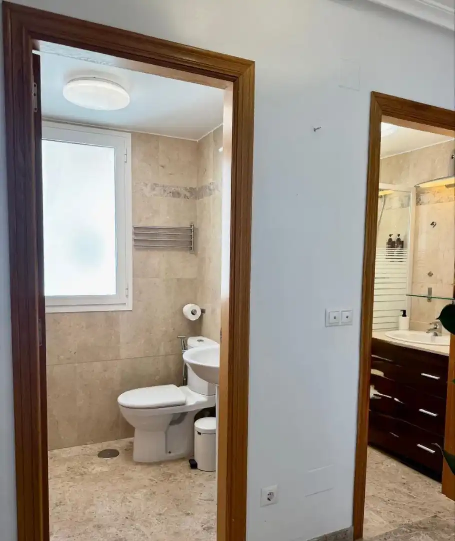 Badezimmer von Dachboden zum Verkauf in La Manga del Mar Menor mit Klimaanlage, Abstellraum und Möbliert