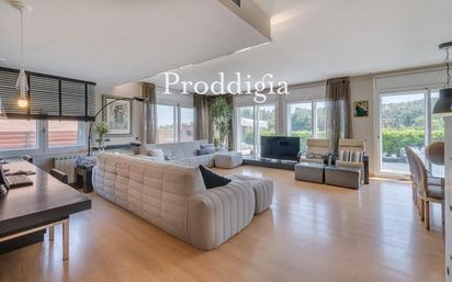 Living room of Single-family semi-detached for sale in Sant Cugat del Vallès  with Air Conditioner, Heating and Private garden