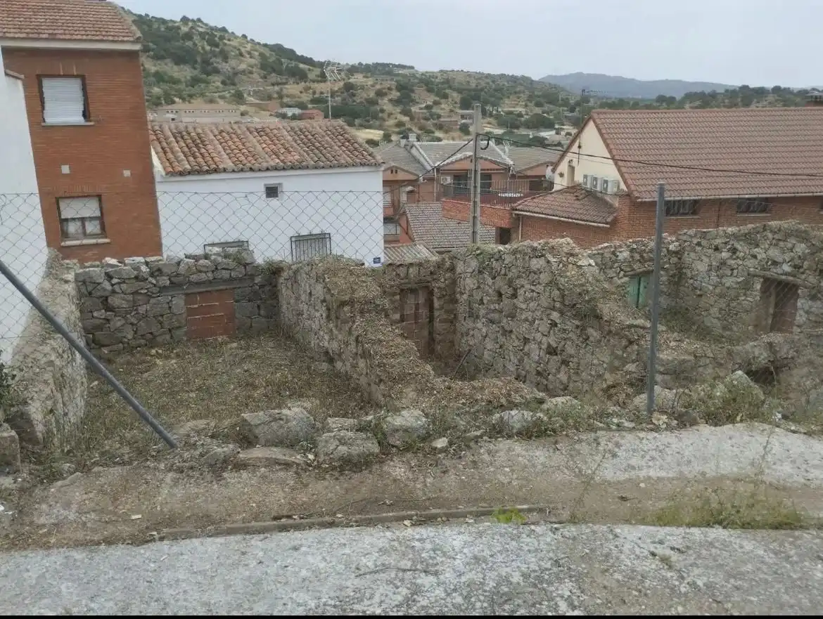Residential zum Verkauf in El Hoyo de Pinares 