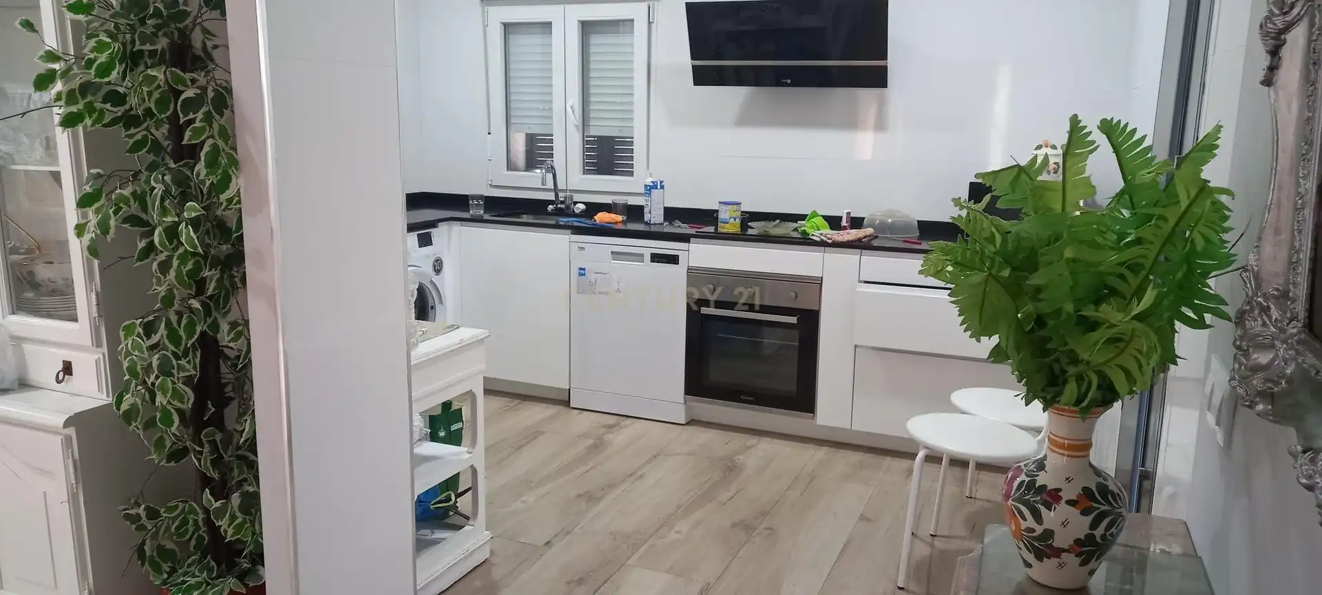 Cuina de Casa o xalet en venda en Sierra de Fuentes amb Jardí privat i Moblat