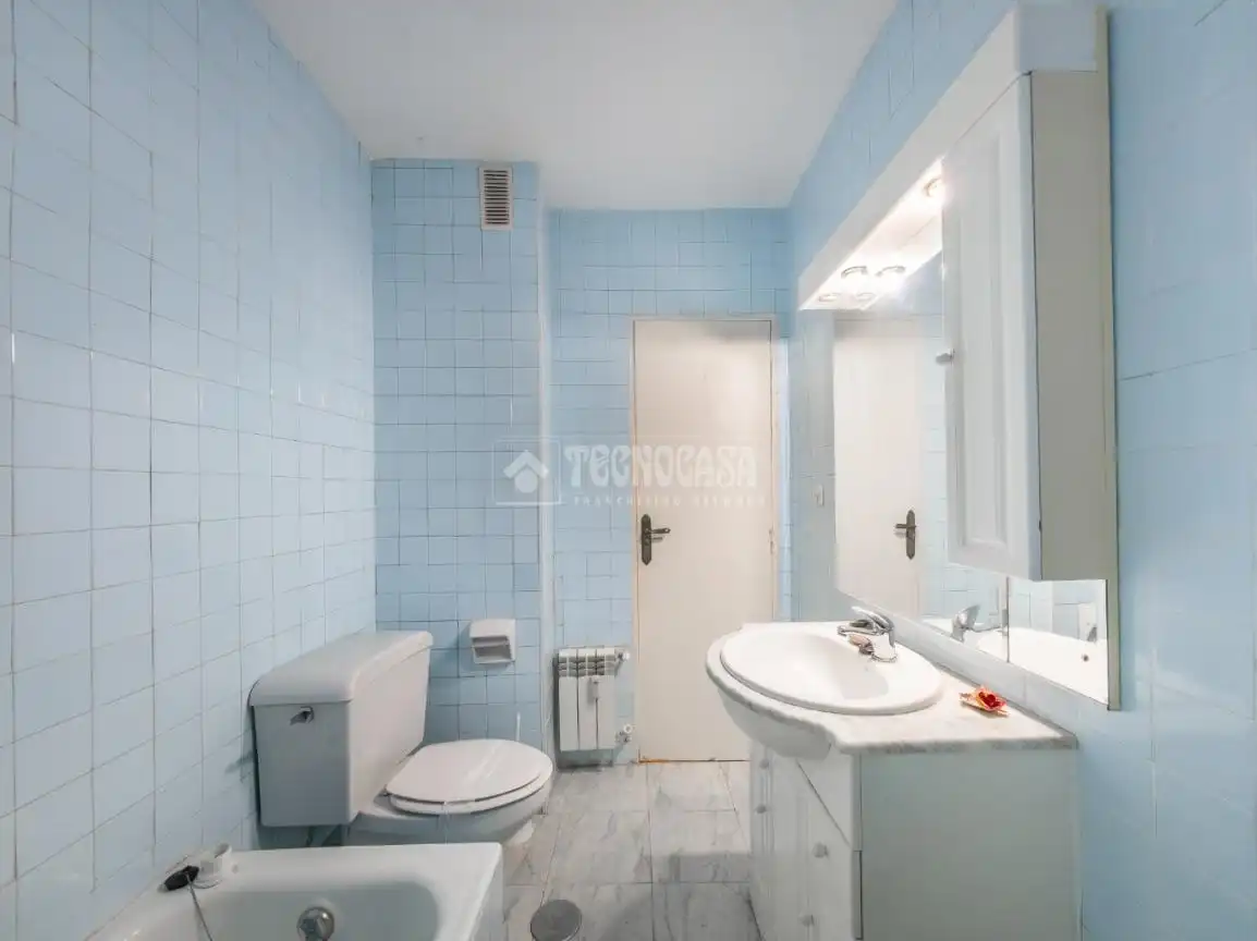 Baño de Piso en venta en Madrid con Calefacción, Parquet y Terraza