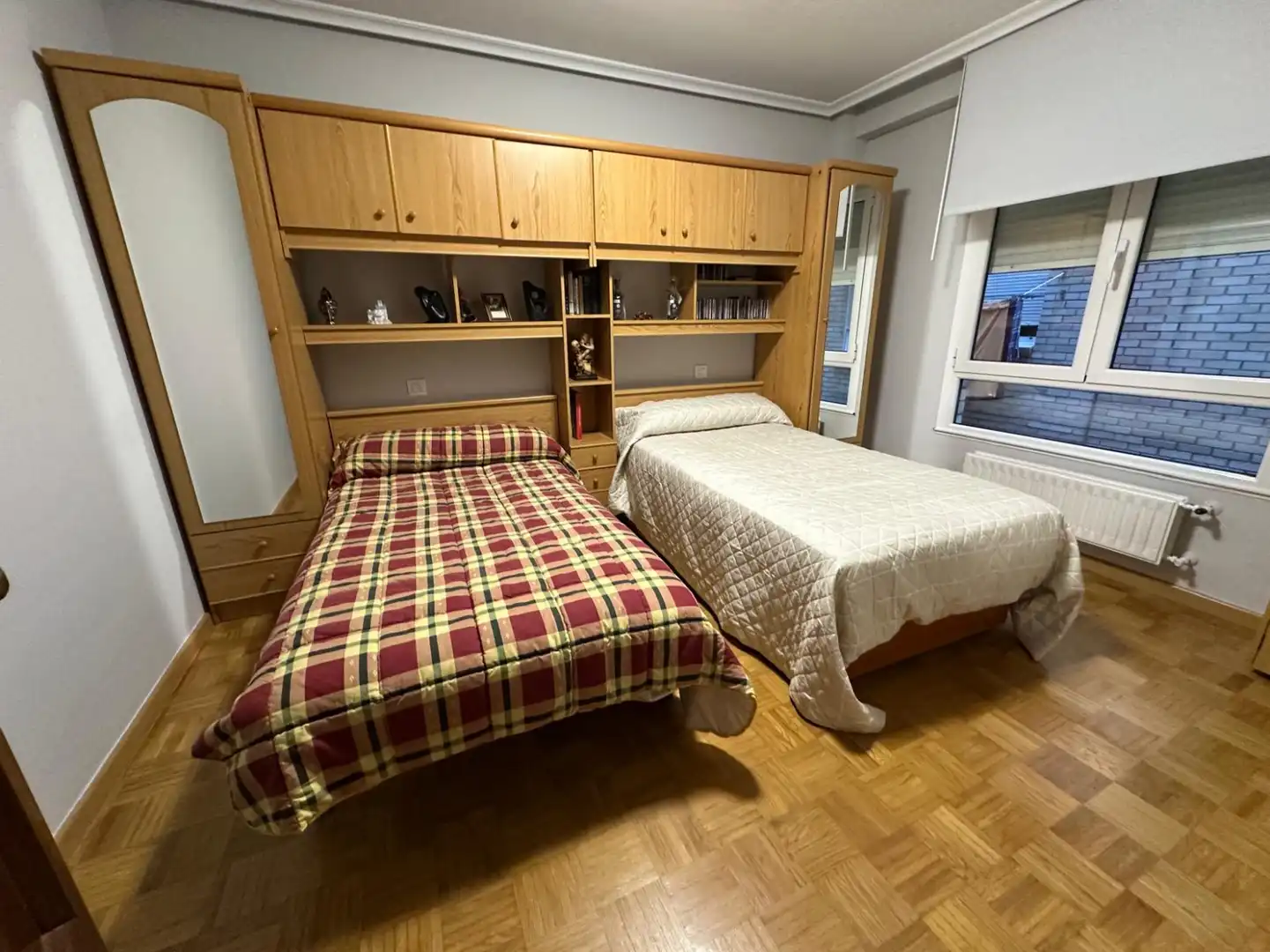 Dormitori de Pis en venda en Oviedo  amb Calefacció, Parquet i Traster