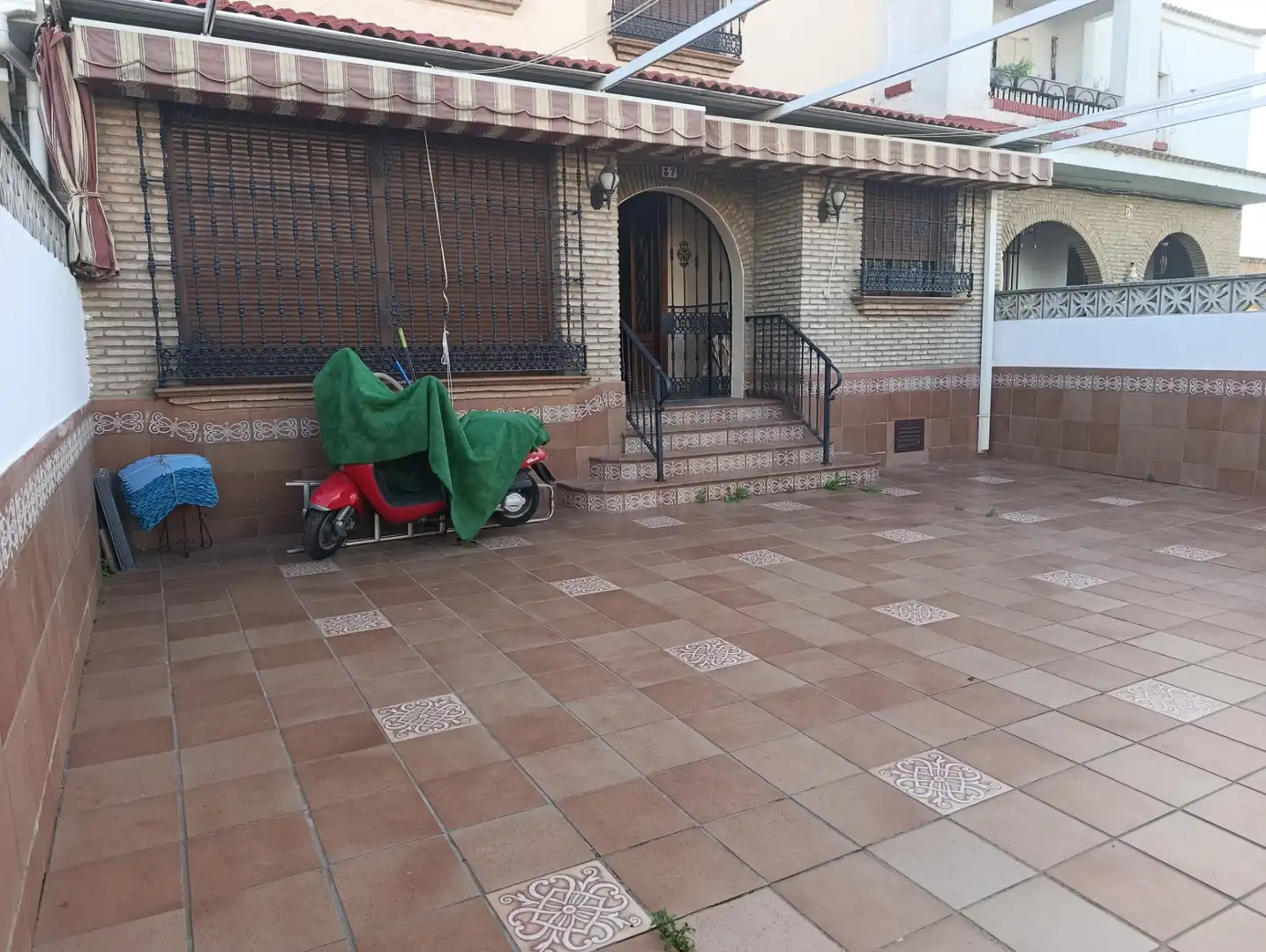 Vista exterior de Casa adosada en venda en Dos Hermanas amb Aire condicionat, Jardí privat i Terrassa