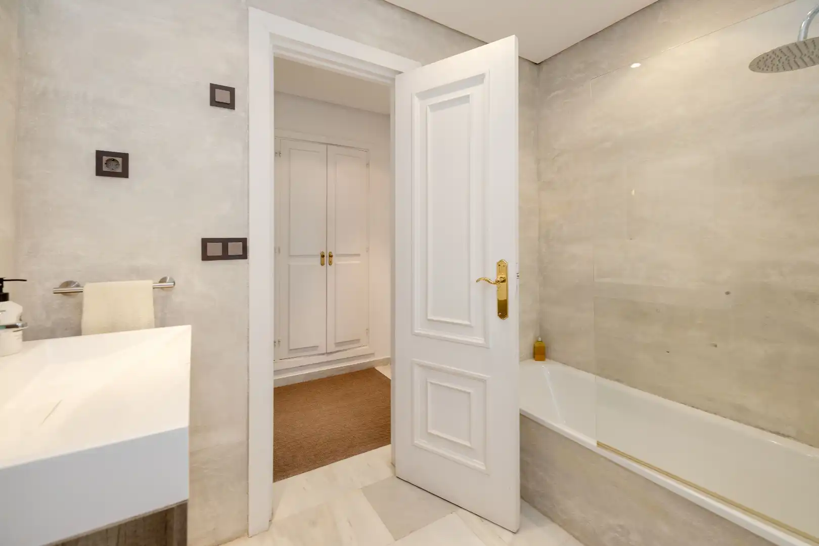 Baño de Piso en venta en Marbella con Aire acondicionado, Calefacción y Terraza