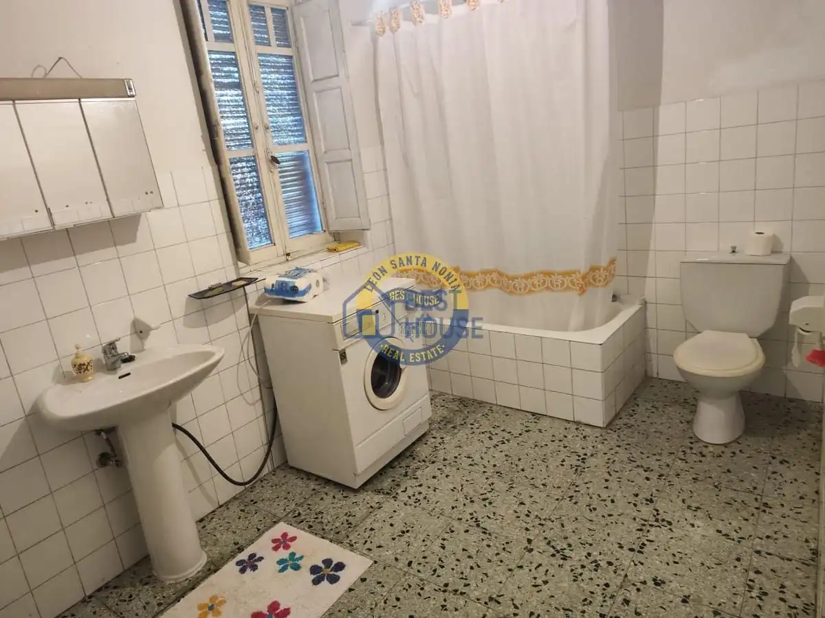 Baño de Casa o chalet en venta en León Capital  con Jardín privado
