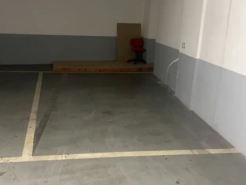 Parkplatz von Garage zur Miete in Valencia mit Alarm