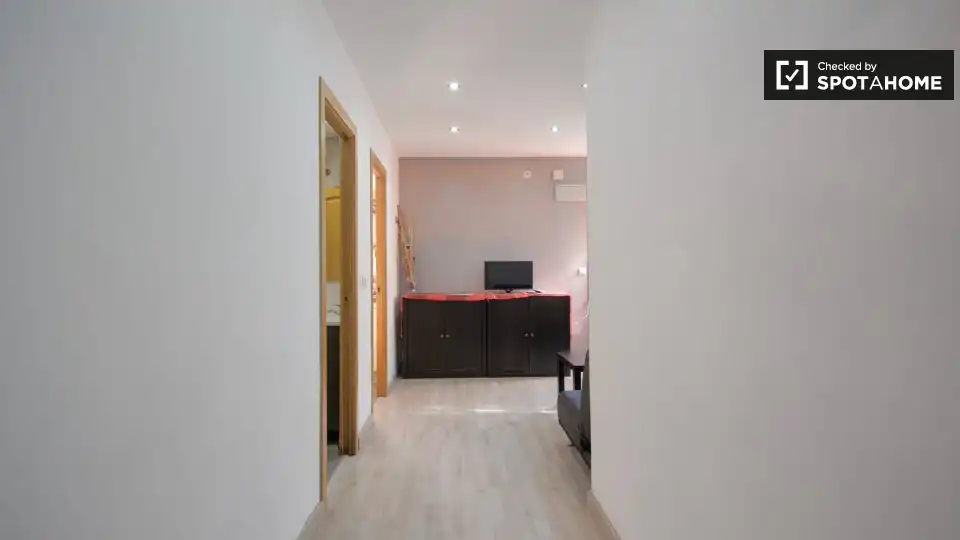 Flat for rent in Madrid  with Air Conditioner, Heating and Furnished