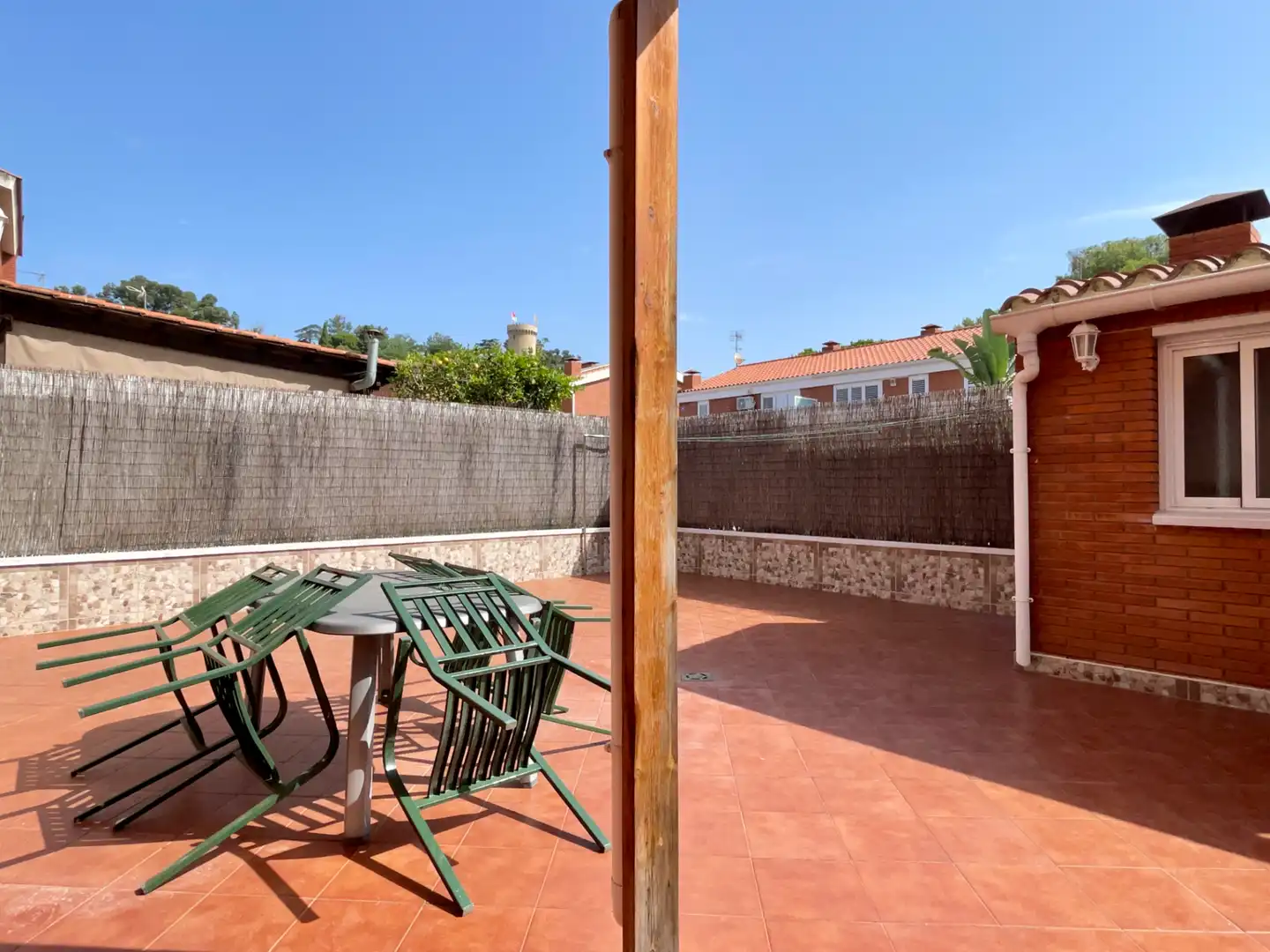 Terrasse von Einfamilien-Reihenhaus zum Verkauf in Sant Vicenç de Montalt mit Klimaanlage, Heizung und Privatgarten