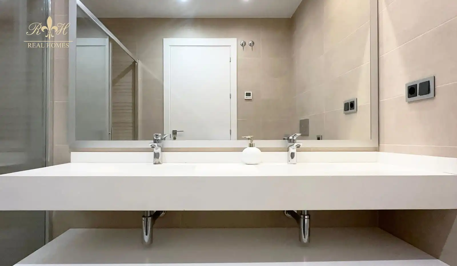Bathroom of Flat for rent in Benidorm  with Air Conditioner, Heating and Terrace