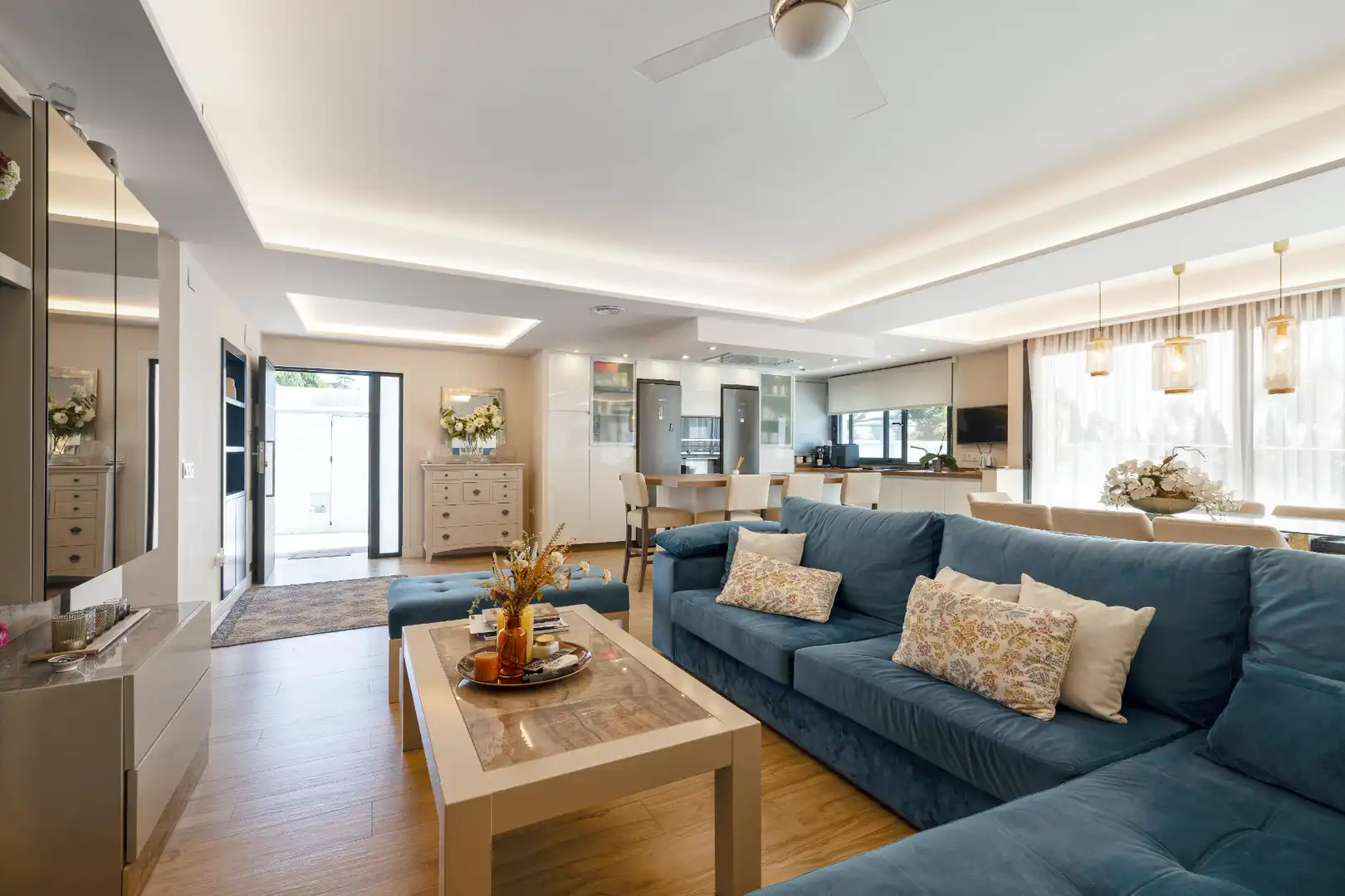 Sala de estar de Casa o chalet en venta en Marbella con Aire acondicionado, Calefacción y Jardín privado