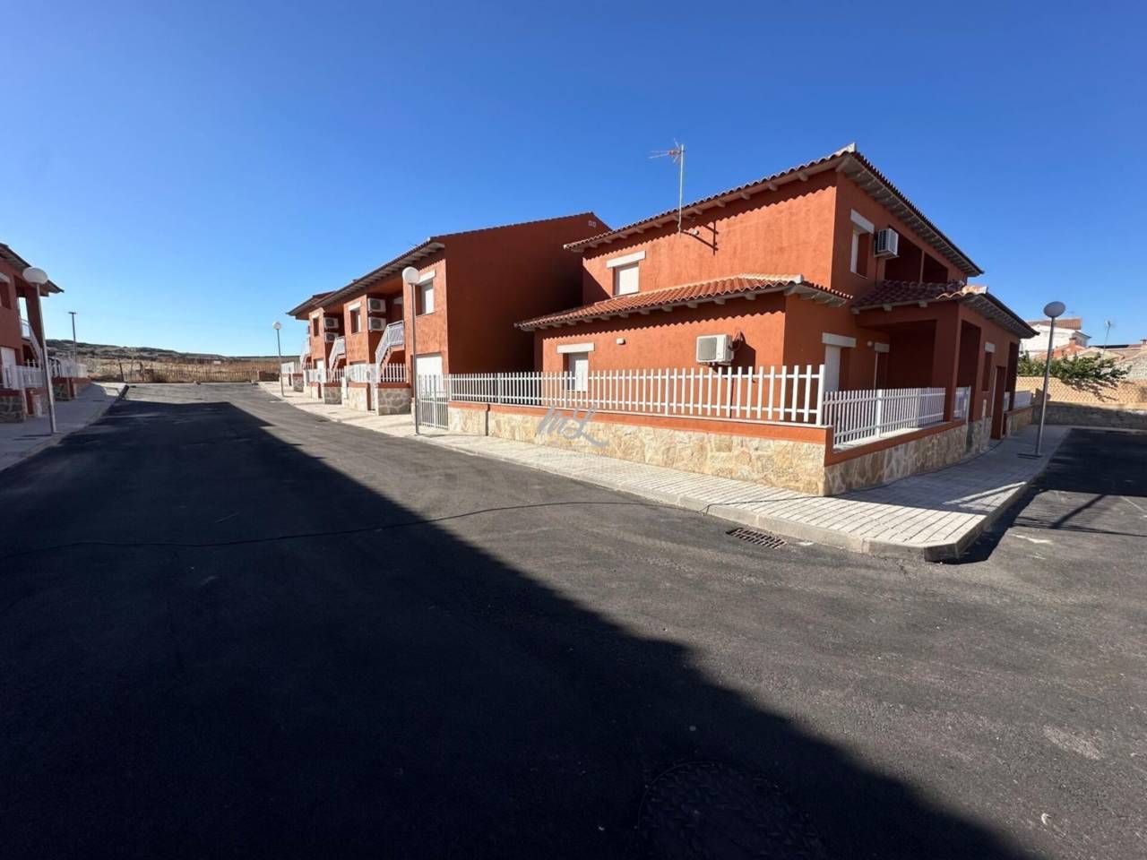 Vista exterior de Casa adosada en venda en Las Ventas Con Peña Aguilera amb Aire condicionat, Calefacció i Jardí privat