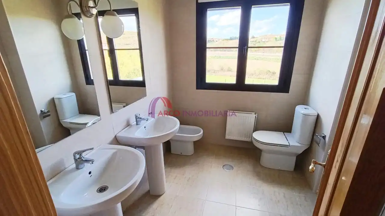 Badezimmer von Einfamilien-Reihenhaus zum Verkauf in Cardeñadijo mit Heizung, Privatgarten und Terrasse