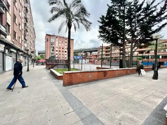 Vista exterior de Local en venda en Bilbao 