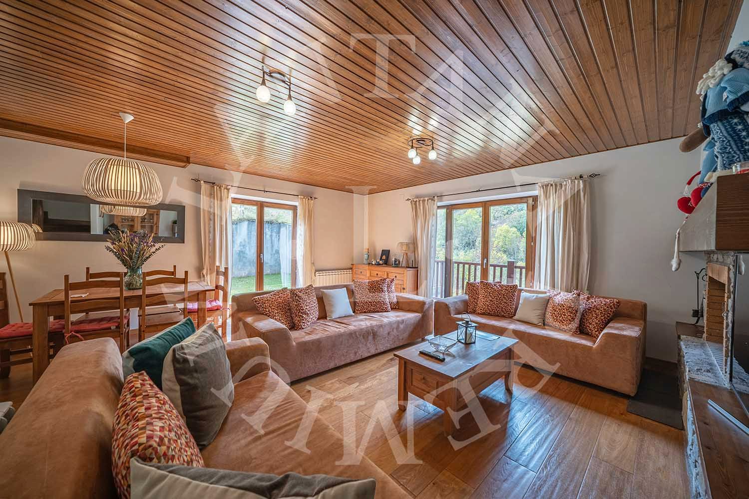 Sala d'estar de Casa adosada en venda en Vielha e Mijaran amb Calefacció, Jardí privat i Parquet