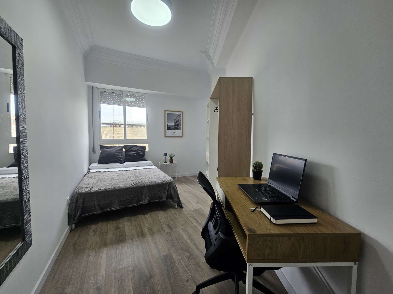 Bedroom of Flat to share in  Valencia Capital  with Air Conditioner and Terrace