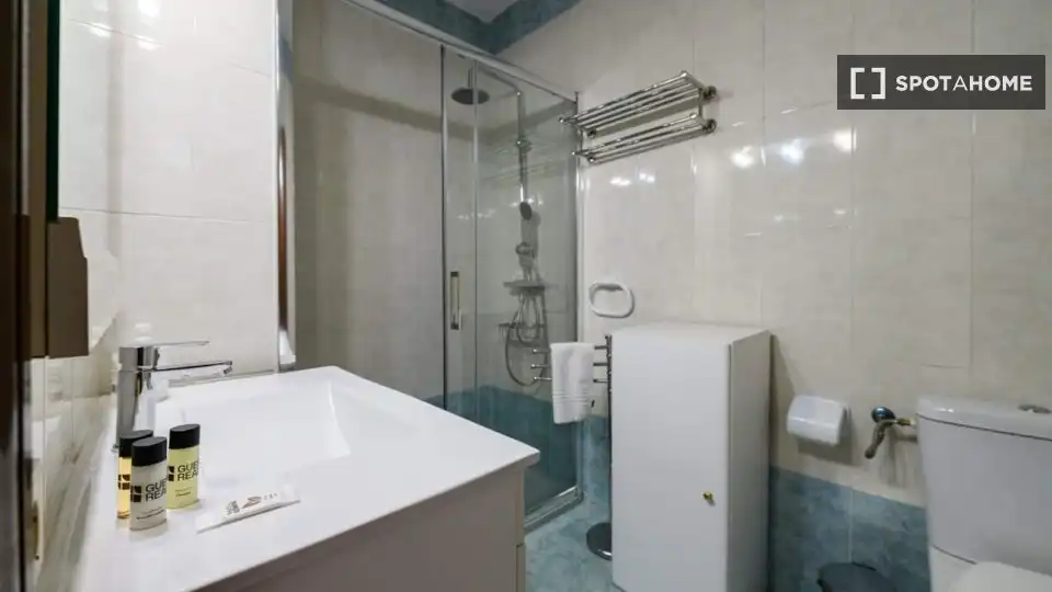 Badezimmer von Wohnung zur Miete in Madrid mit Klimaanlage, Heizung und Möbliert