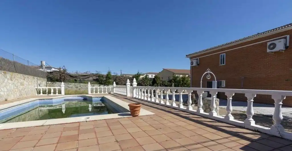 Casa amb piscina en venda a Valdesalor - Rincón de Ballesteros