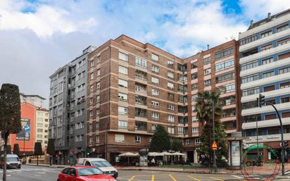 Vista exterior de Pis en venda en Oviedo  amb Calefacció i Parquet