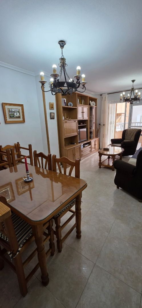 Menjador de Pis en venda en Torrevieja amb Aire condicionat i Moblat