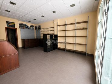 Local comercial en venda a C. Adelfa