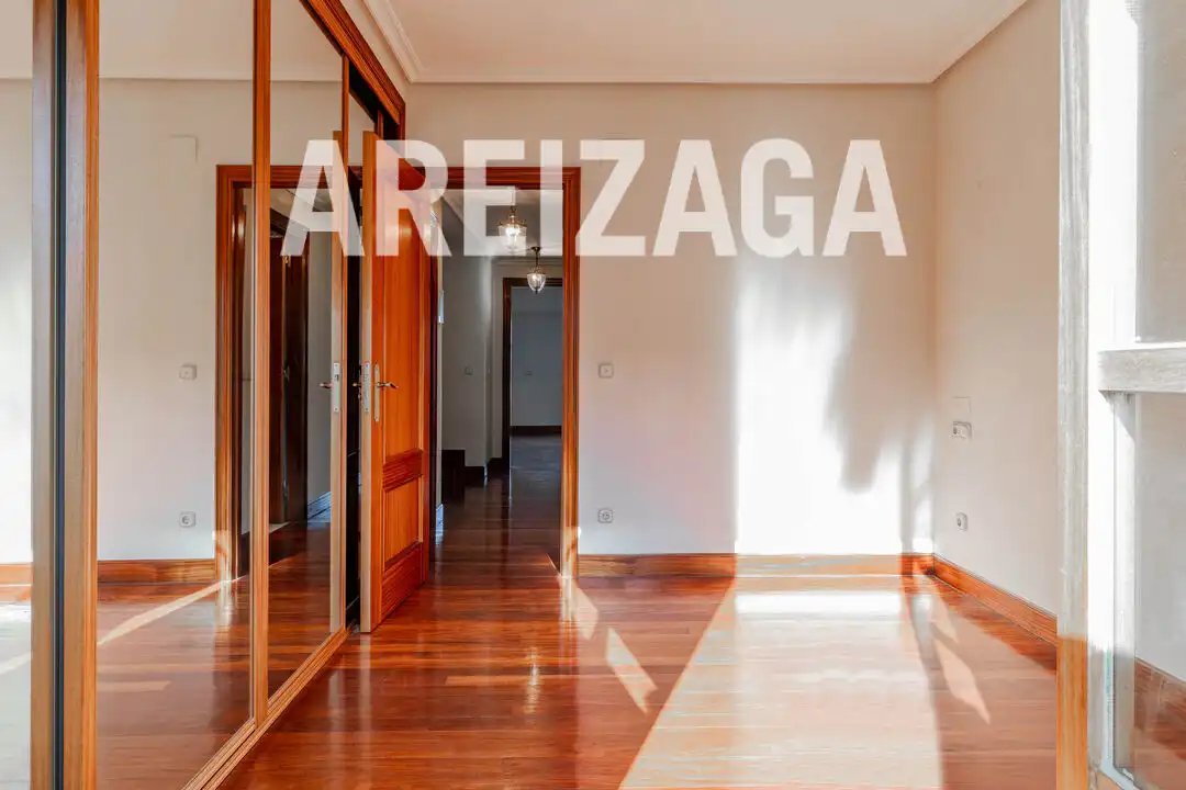 Dormitori de Casa o xalet en venda en Donostia - San Sebastián  amb Calefacció, Jardí privat i Terrassa