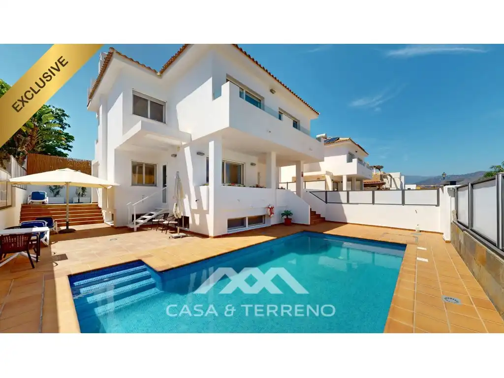 Vista exterior de Casa o xalet en venda en Vélez-Málaga amb Aire condicionat, Jardí privat i Terrassa