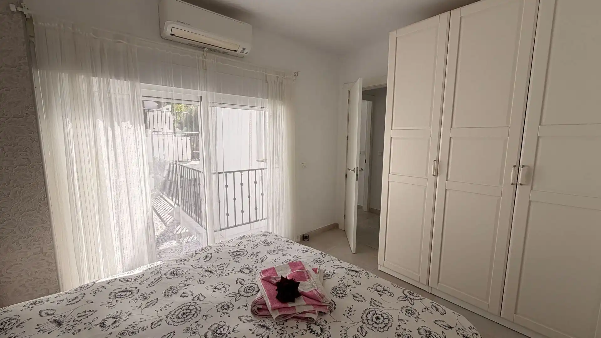 Dormitori de Casa adosada en venda en Alhaurín El Grande amb Aire condicionat i Piscina
