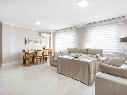 Living room of Flat for sale in  Granada Capital  with Air Conditioner