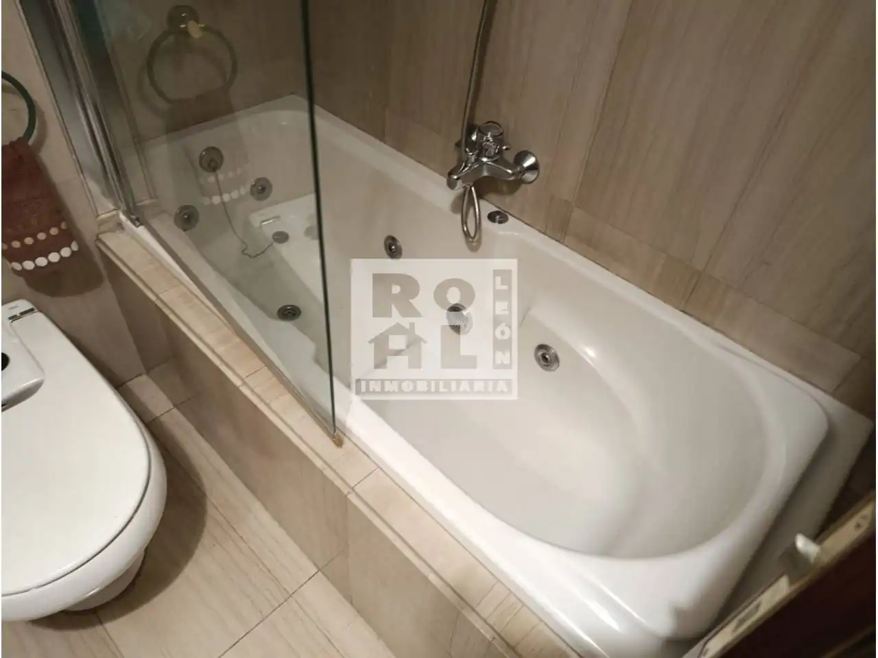 Bathroom of Duplexes for sale in León Capital   with Heating, Parquet flooring and Terrace