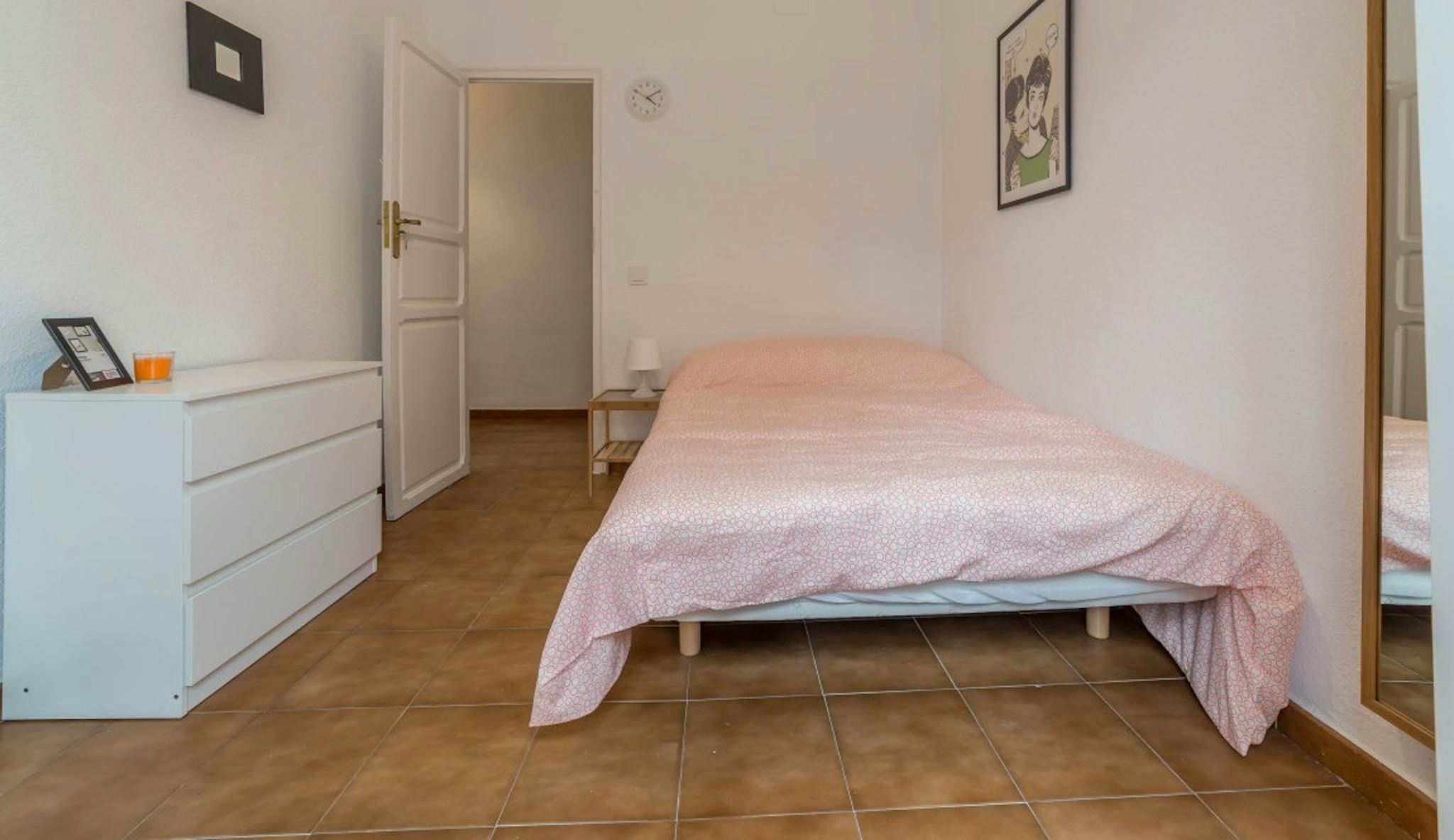 Bedroom of Flat to share in  Valencia Capital  with Washing machine, Balcony and Internet