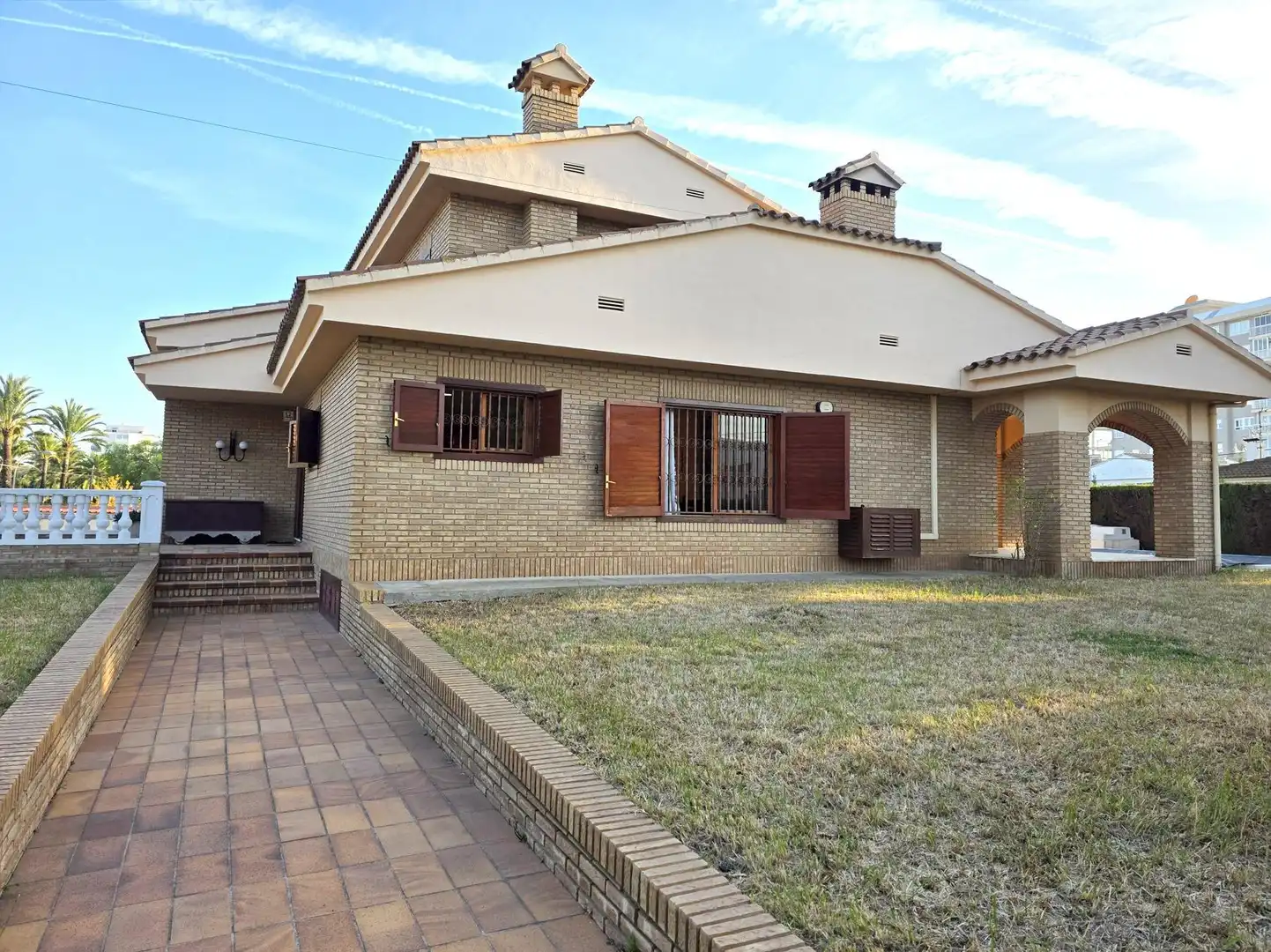 Vista exterior de Casa o chalet de alquiler en Benicasim / Benicàssim con Aire acondicionado, Jardín privado y Trastero