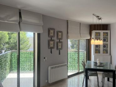 Pis amb balcó en venda a El Maset
