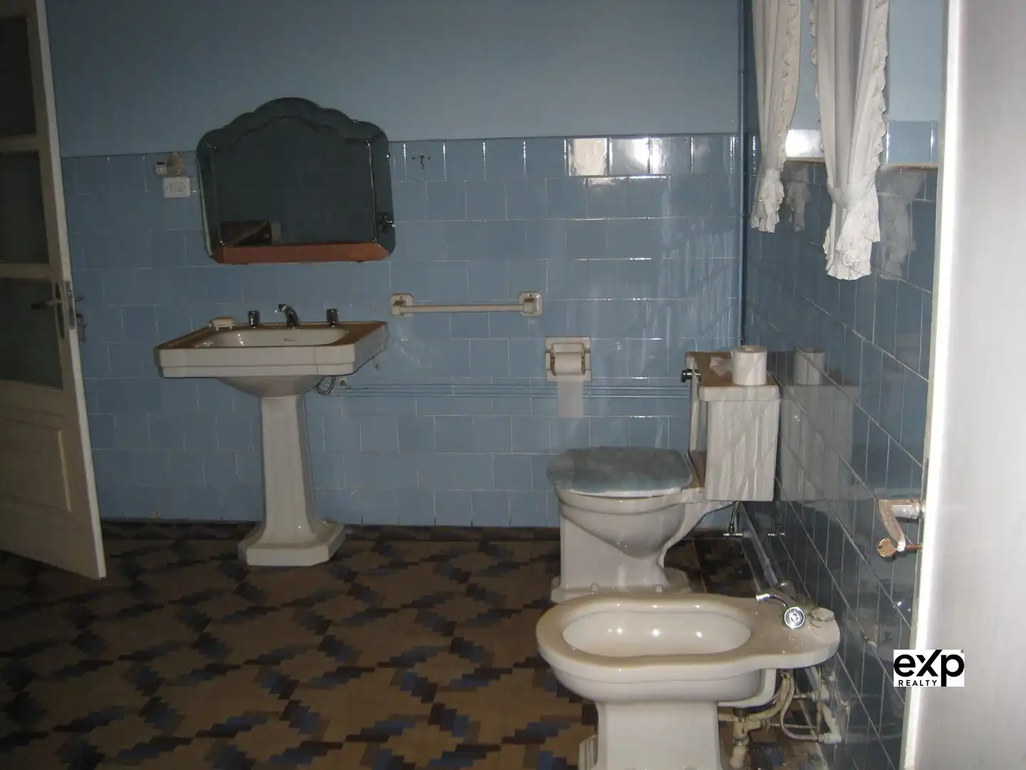 Bathroom of Houses for sale in O Valadouro    with Parquet flooring