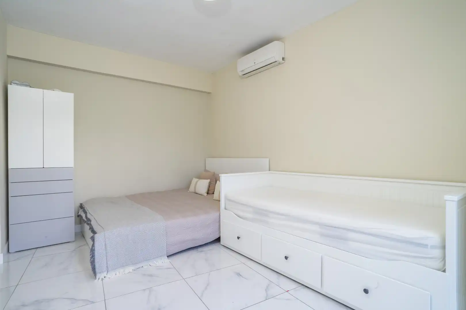 Habitación de Planta baja en venta en Marbella con Aire acondicionado, Terraza y Piscina