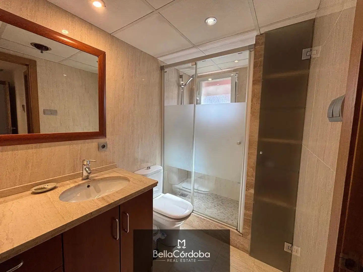 Badezimmer von Wohnung zur Miete in Córdoba mit Klimaanlage, Heizung und Terrasse