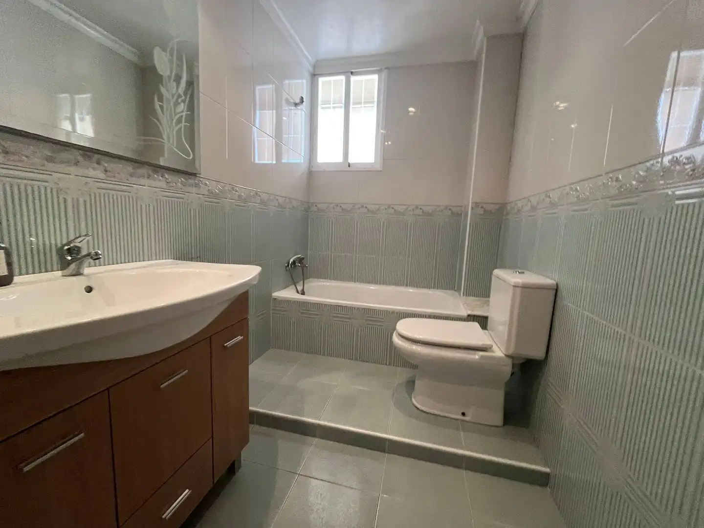 Baño de Piso en venta en Elche / Elx con Aire acondicionado, Calefacción y Balcón