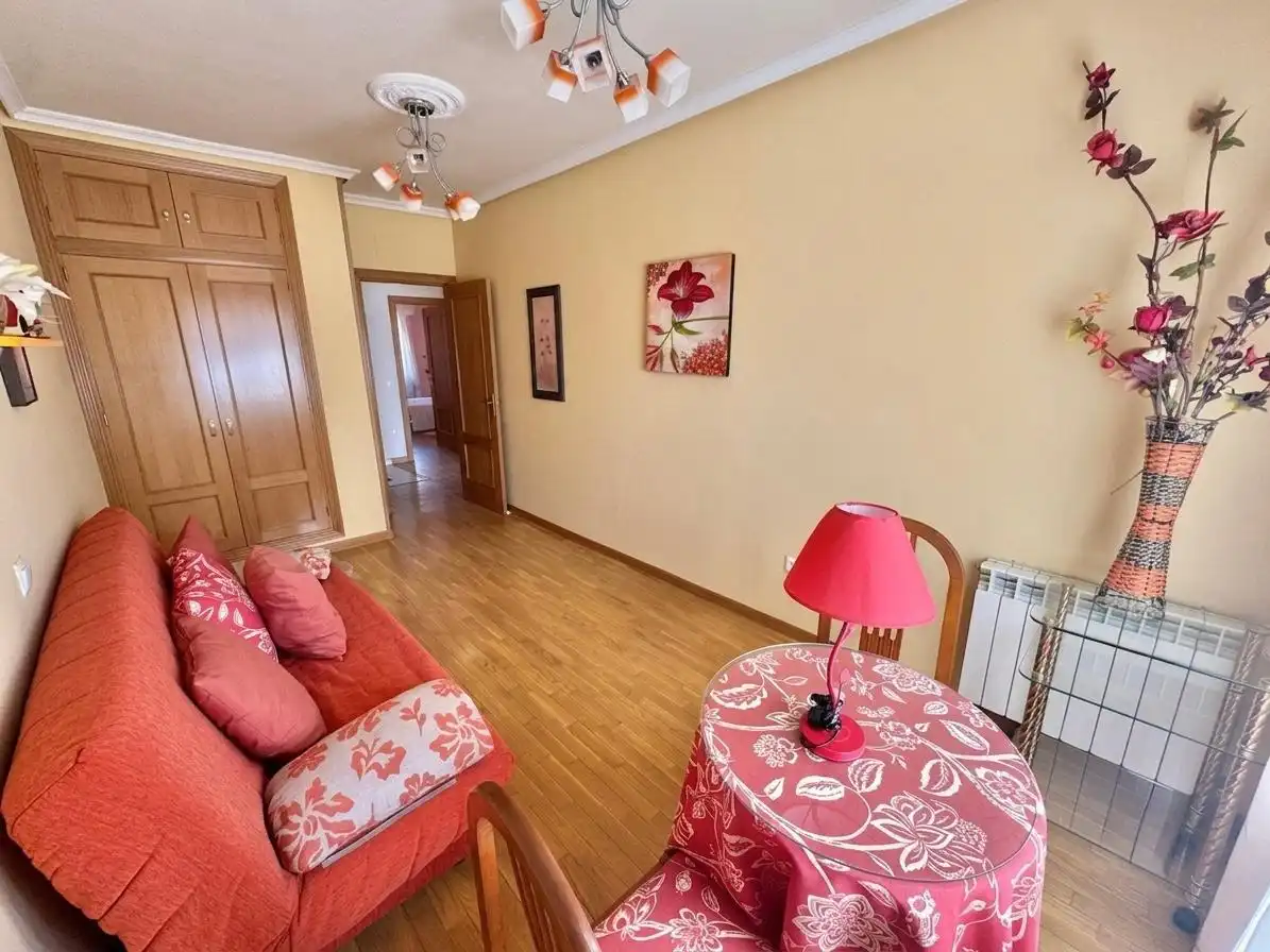 Sala d'estar de Casa adosada en venda en Talavera de la Reina amb Aire condicionat, Calefacció i Jardí privat