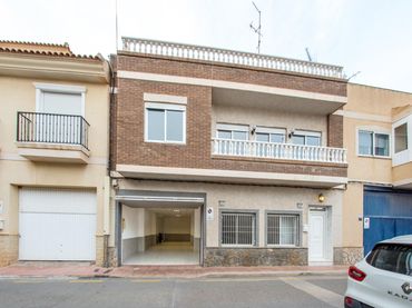 Casa amb balcó en venda a Calle ANTONIO MACHADO