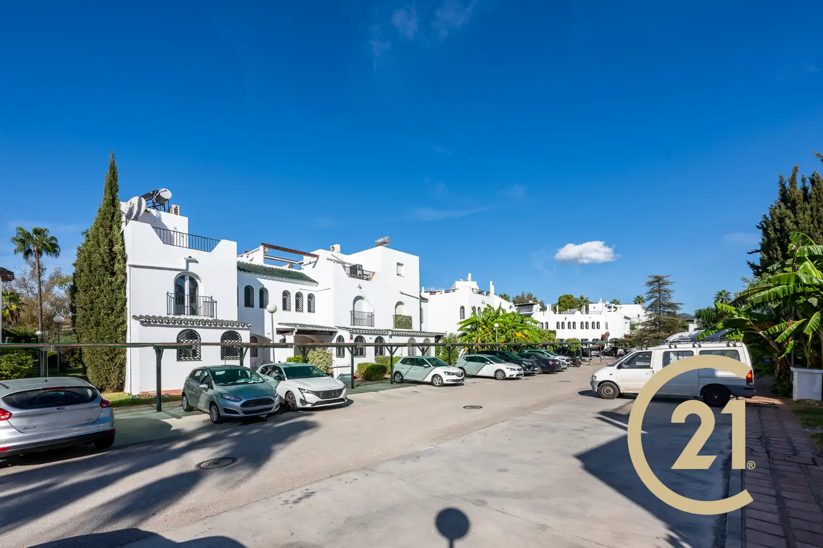 Vista exterior de Casa adosada en venta en Marbella con Aire acondicionado, Terraza y Piscina comunitaria