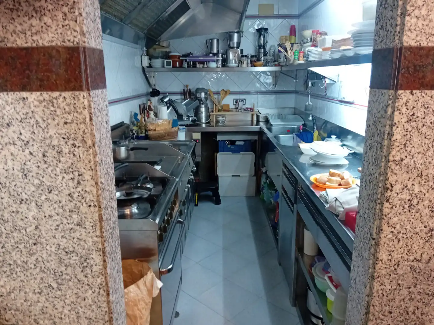Cocina de Local en venta en Salt con Calefacción, Terraza y Amueblado