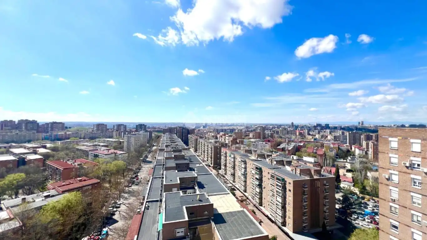 Vista exterior de Pis en venda en Madrid amb Calefacció, Terrassa i Moblat