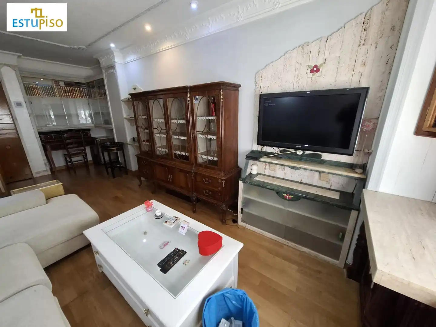 Sala d'estar de Pis en venda en León Capital  amb Calefacció i Traster