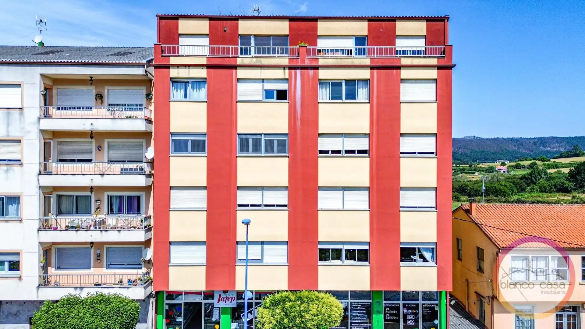 Vista exterior de Pis en venda en Ponteceso amb Calefacció i Moblat