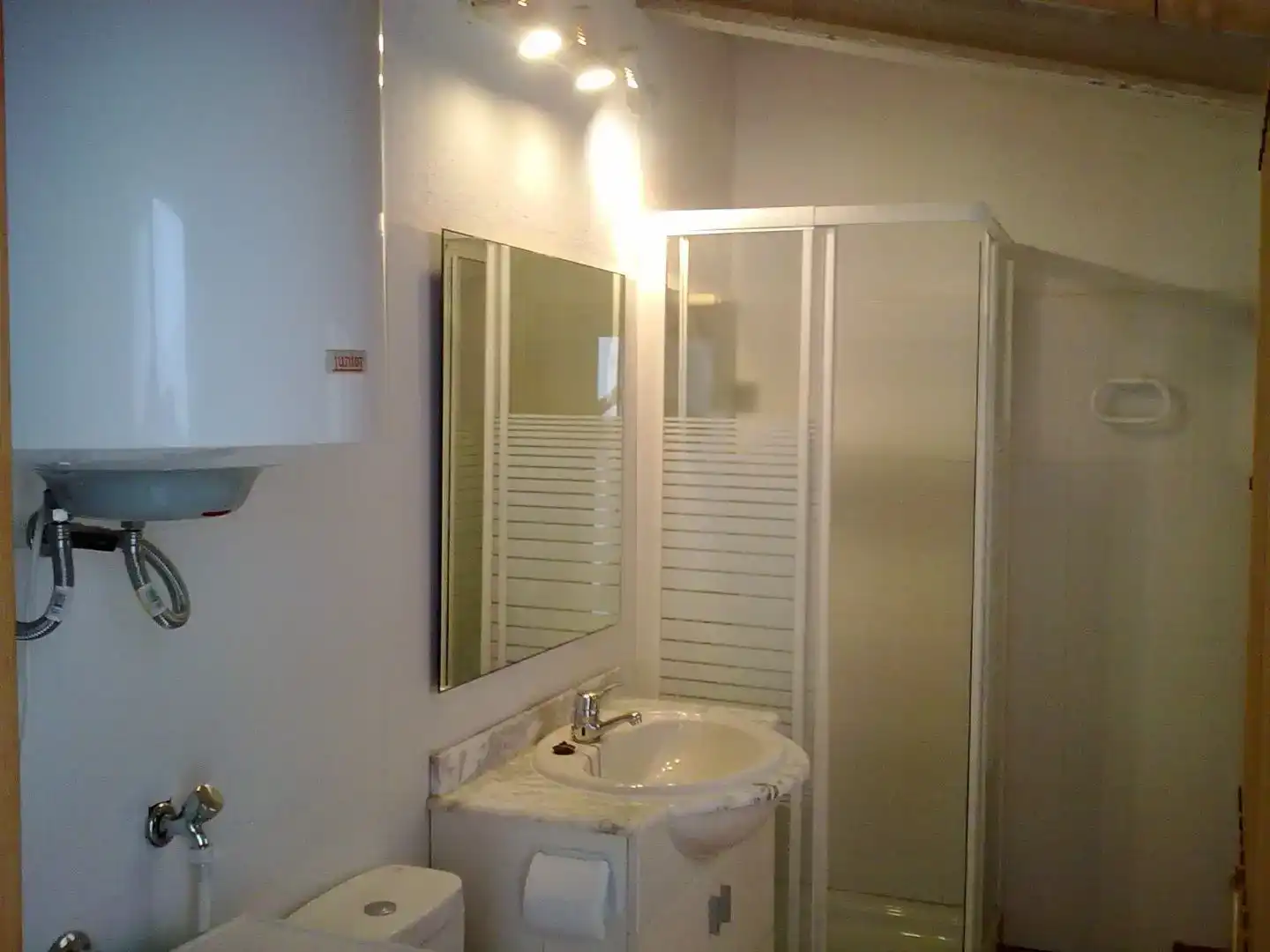 Badezimmer von Erdgeschoss zur Miete in Montuïri mit Klimaanlage