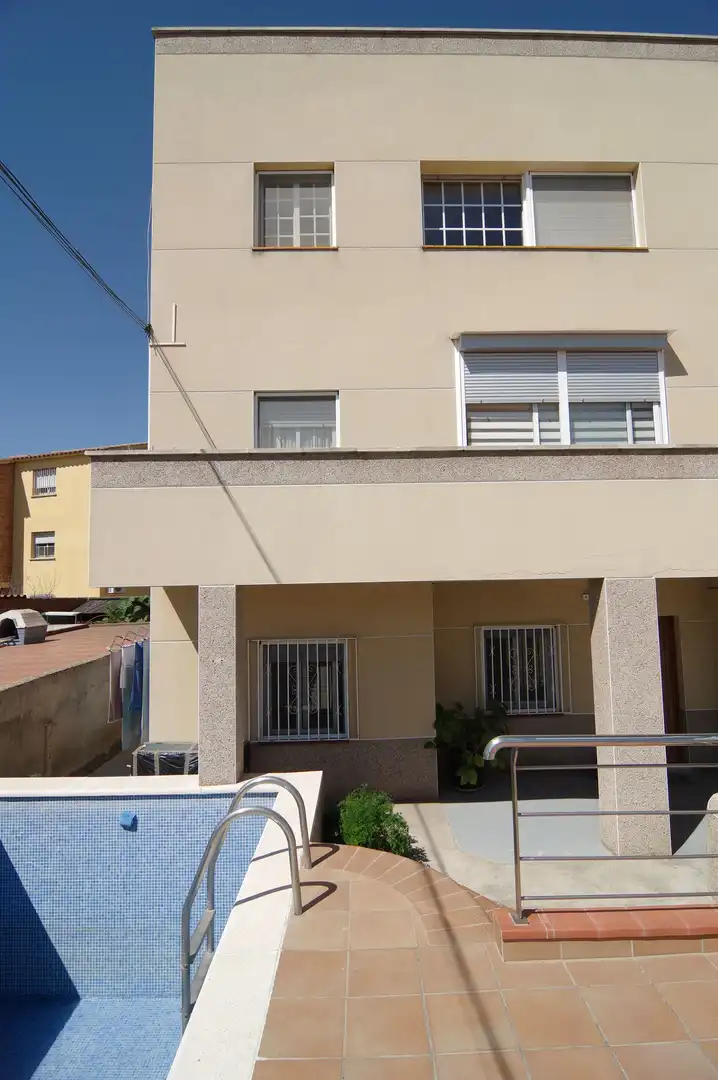 Vista exterior de Casa o xalet en venda en Sant Vicenç Dels Horts amb Aire condicionat, Calefacció i Jardí privat