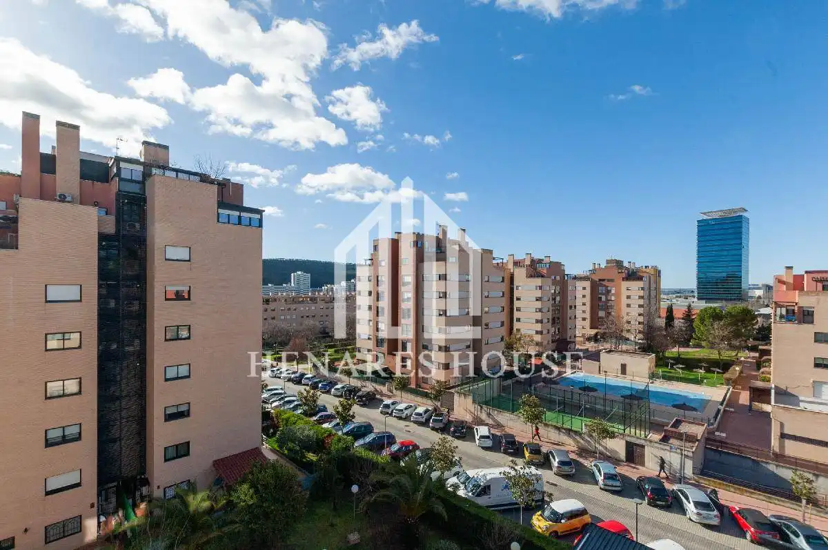 Vista exterior de Àtic en venda en Alcalá de Henares amb Aire condicionat, Calefacció i Jardí privat
