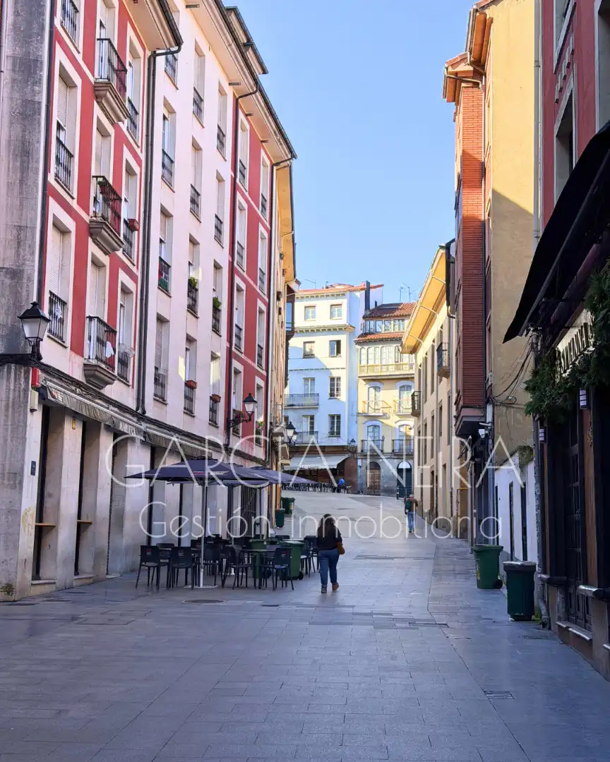 Vista exterior de Piso en venta en Oviedo  con Calefacción y Amueblado