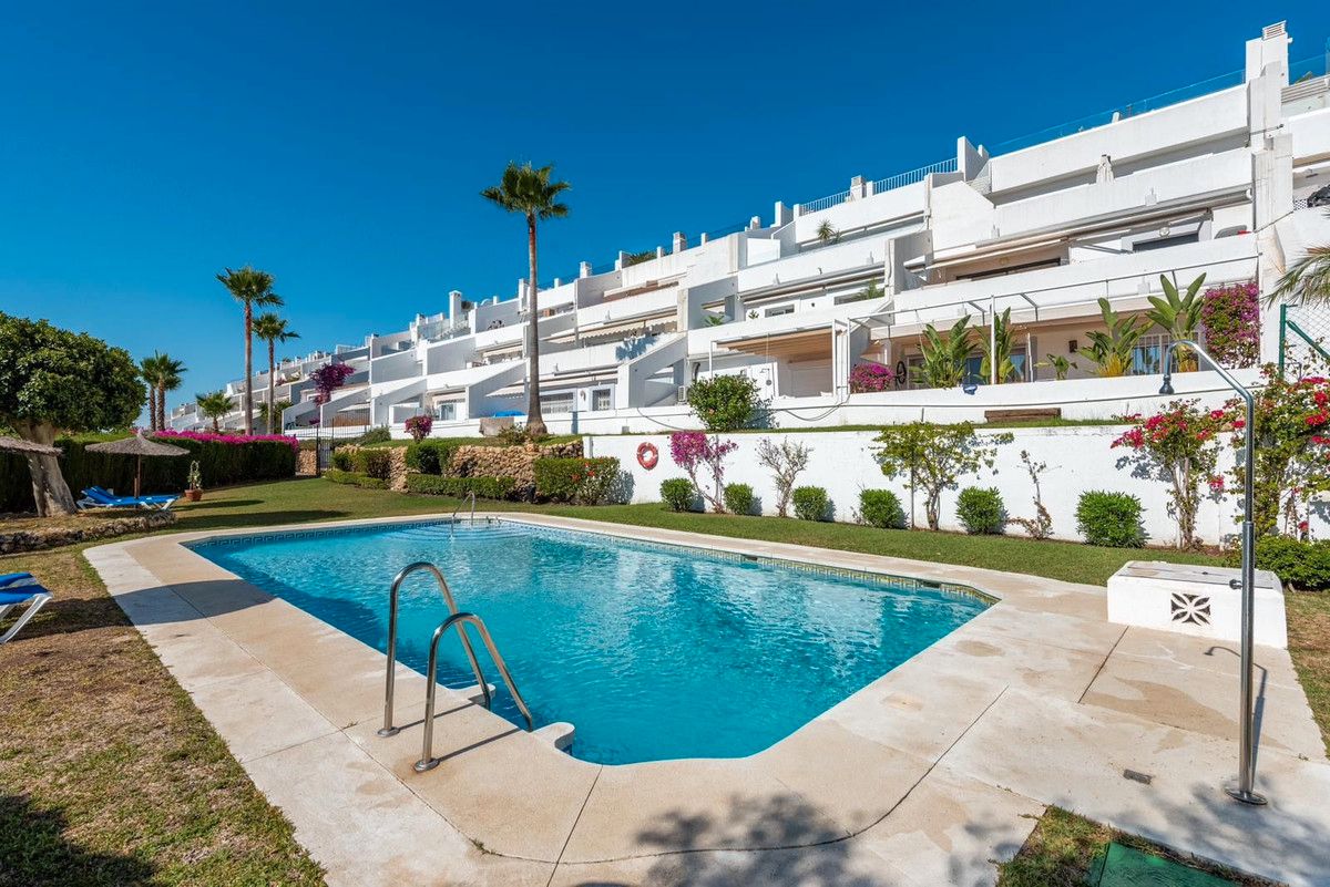 Exterior view of Flat for sale in Benahavís  with Air Conditioner, Private garden and Terrace