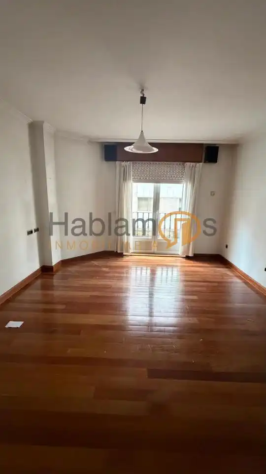 Vista exterior de Piso en venta en Pontevedra Capital  con Calefacción, Parquet y Trastero