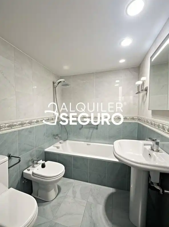 Bathroom of Flat for rent in Majadahonda  with Air Conditioner, Heating and Storage room